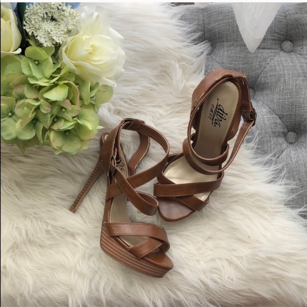 Faux leather strappy heels 💜